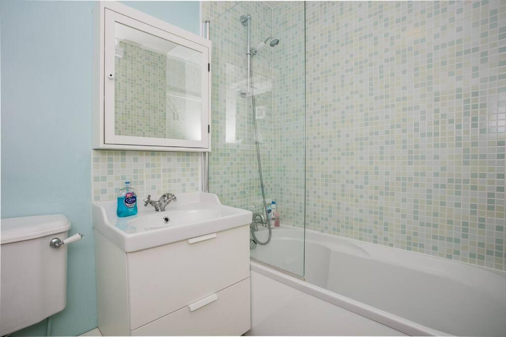 Lovely 1 Bedroom Apartment w/ Balcony in Dalston