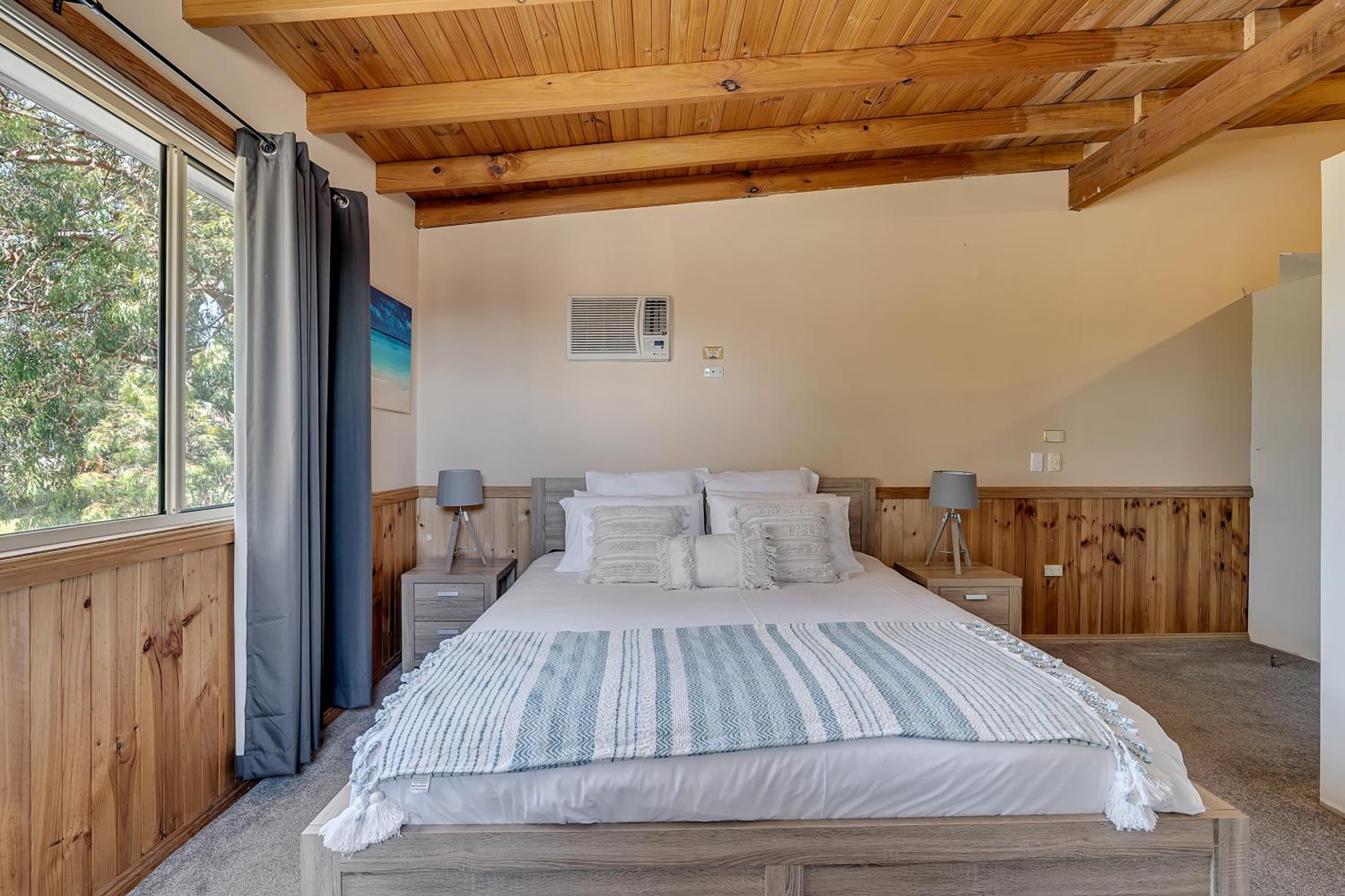 VIVID - Lake Macquarie Cosy House, heated pool, ev station, fireplace 1 hour from Sydney