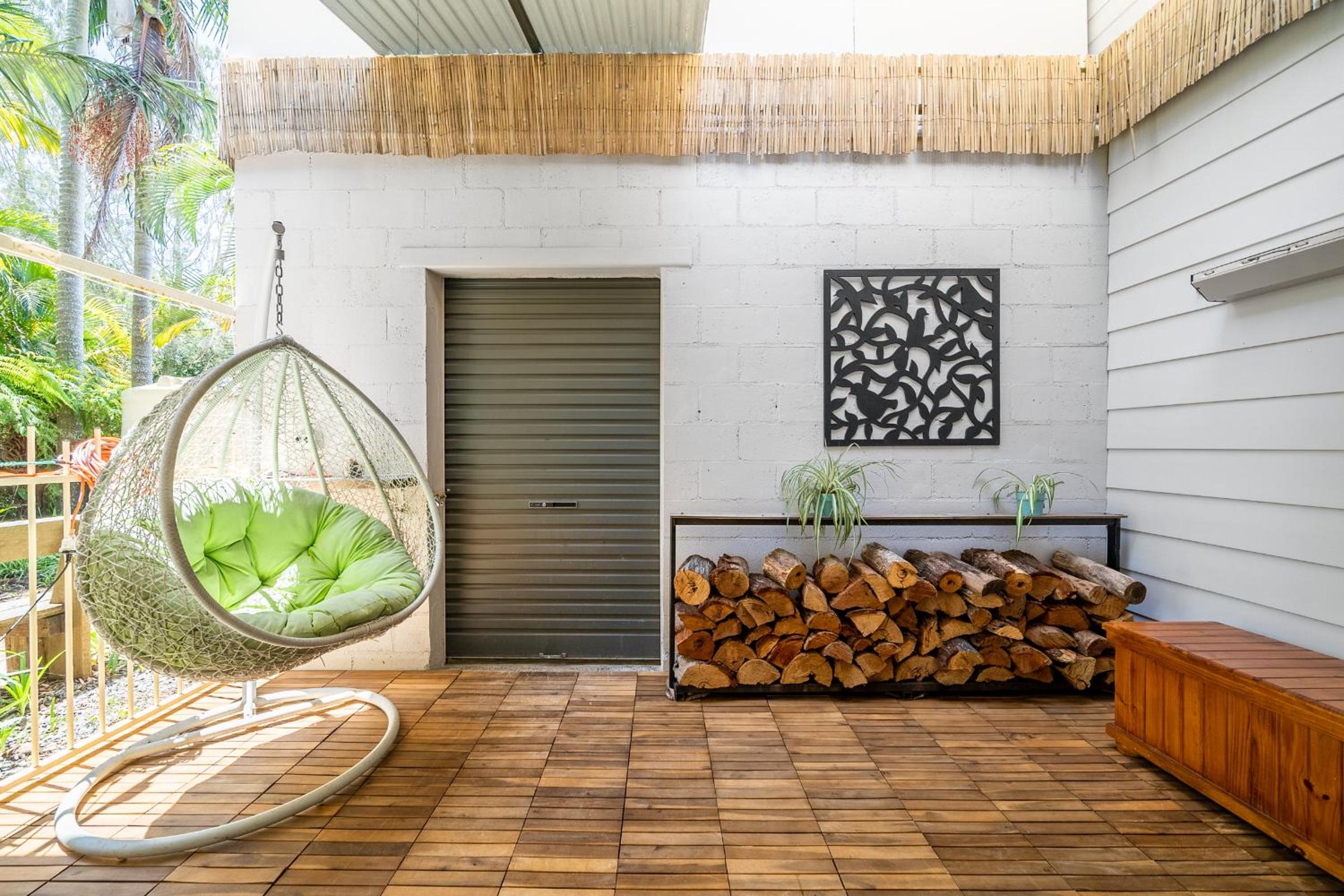 VIVID - Lake Macquarie Cosy House, heated pool, ev station, fireplace 1 hour from Sydney