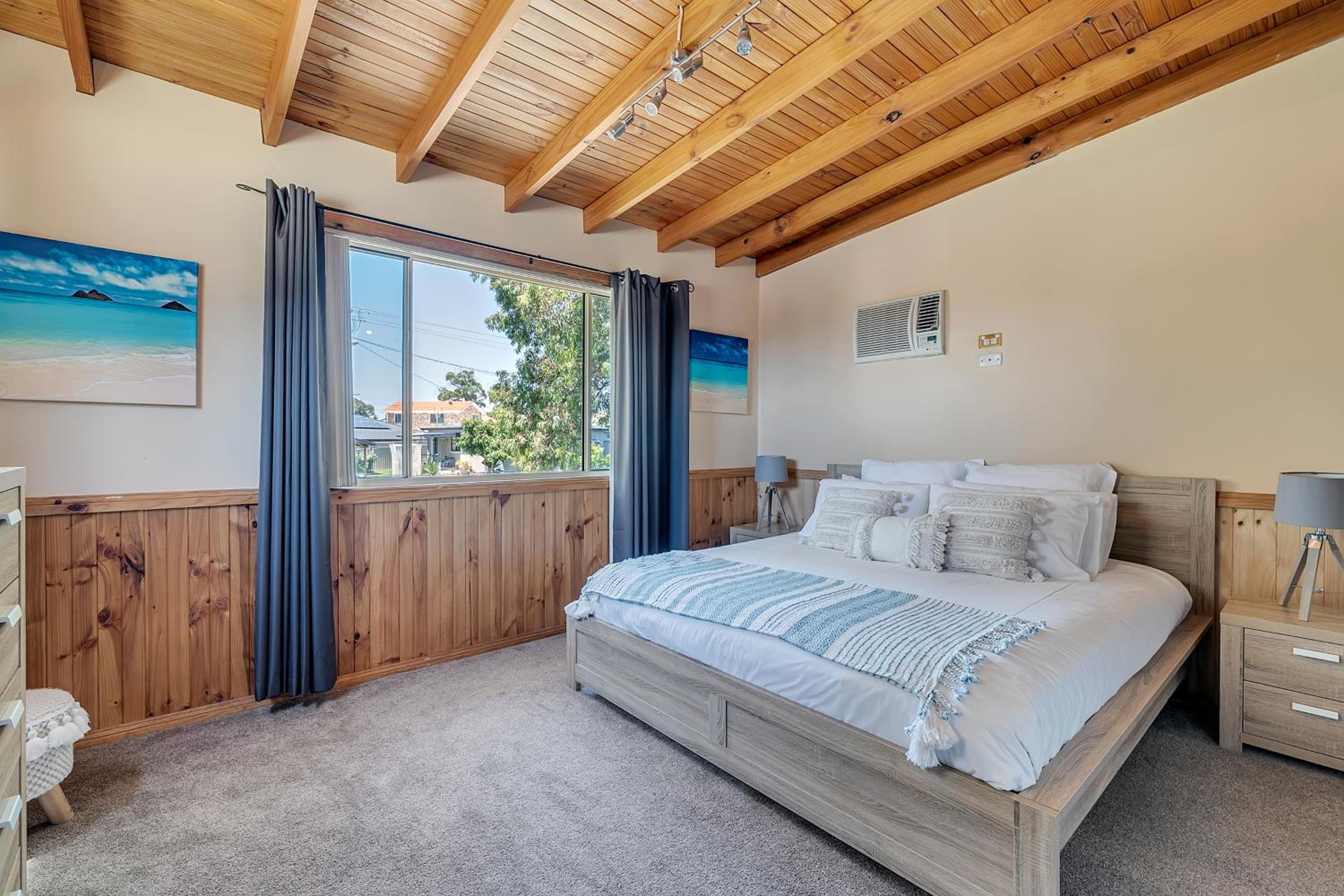 VIVID - Lake Macquarie Cosy House, heated pool, ev station, fireplace 1 hour from Sydney