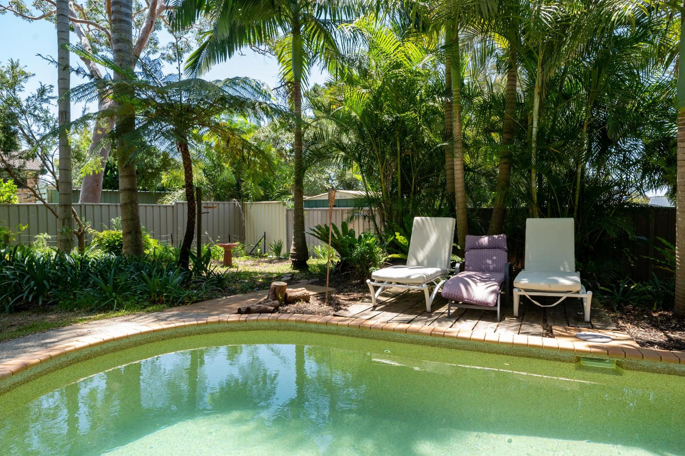 VIVID - Lake Macquarie Cosy House, heated pool, ev station, fireplace 1 hour from Sydney