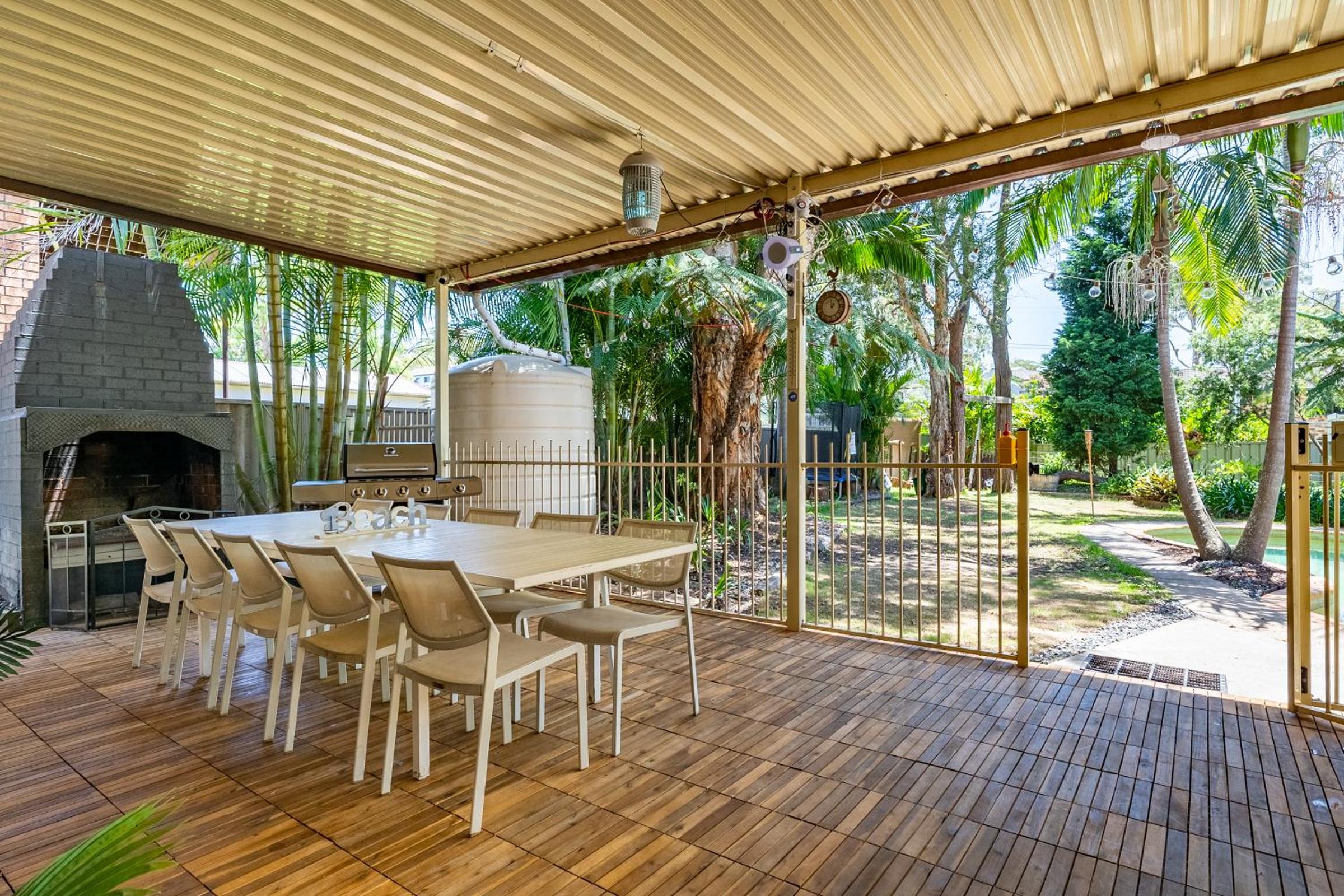 VIVID - Lake Macquarie Cosy House, heated pool, ev station, fireplace 1 hour from Sydney