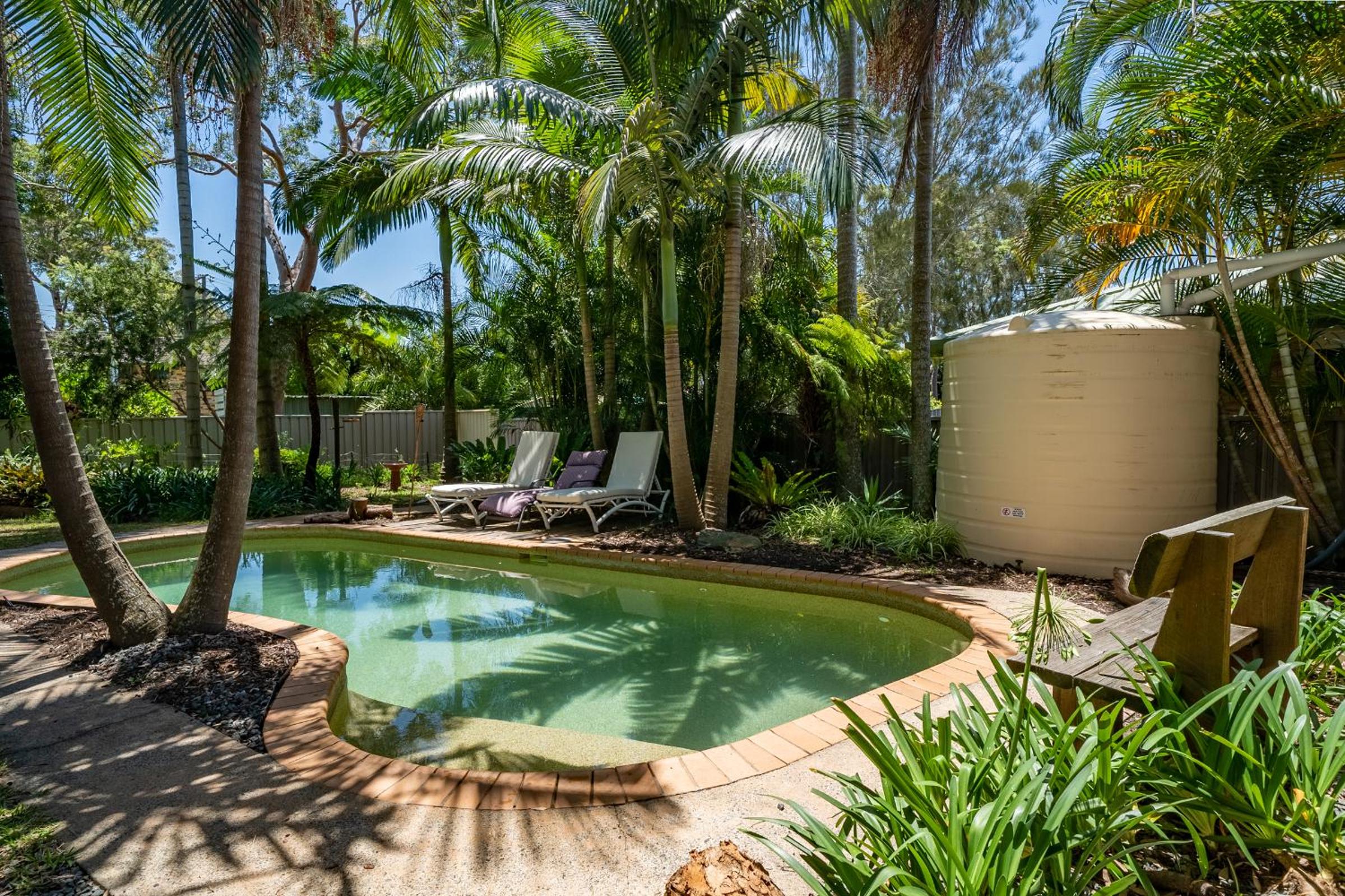 VIVID - Lake Macquarie Cosy House, heated pool, ev station, fireplace 1 hour from Sydney