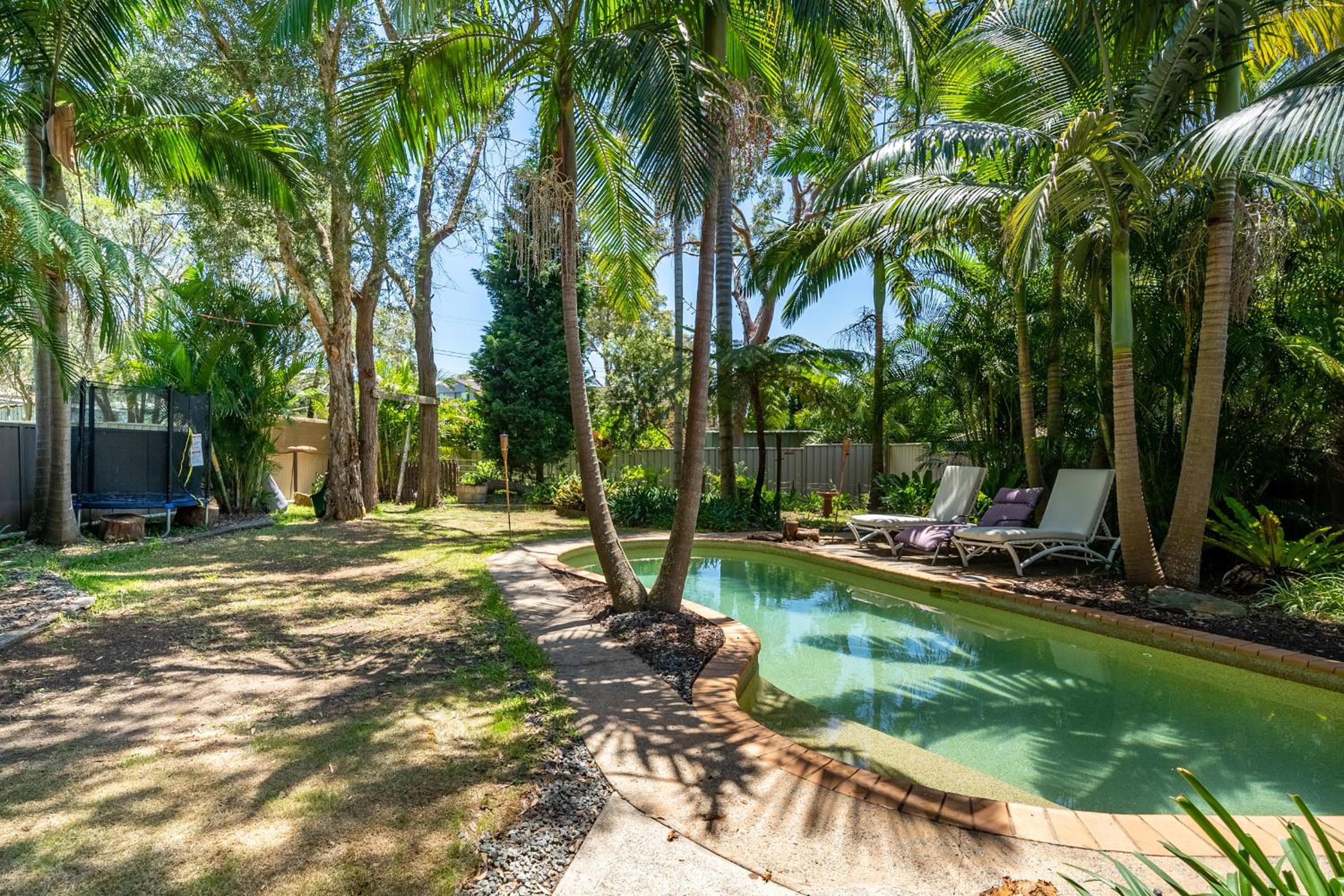 VIVID - Lake Macquarie Cosy House, heated pool, ev station, fireplace 1 hour from Sydney