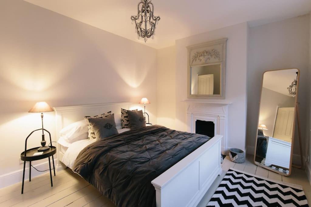 Beautiful house, Cirencester centre, parking view 2