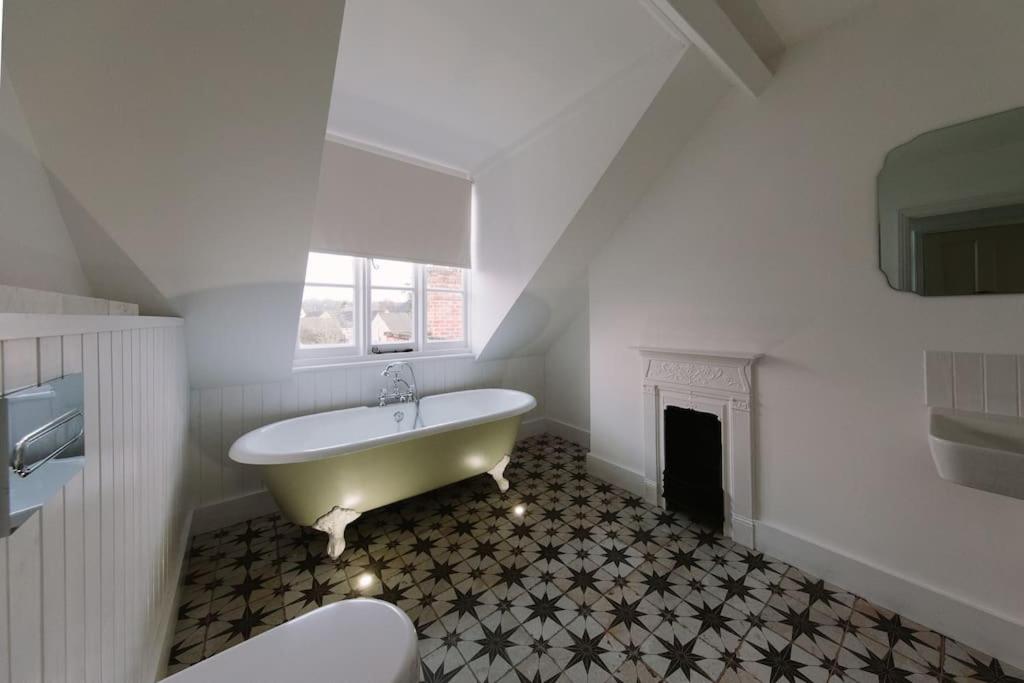 Beautiful house, Cirencester centre, parking view 4