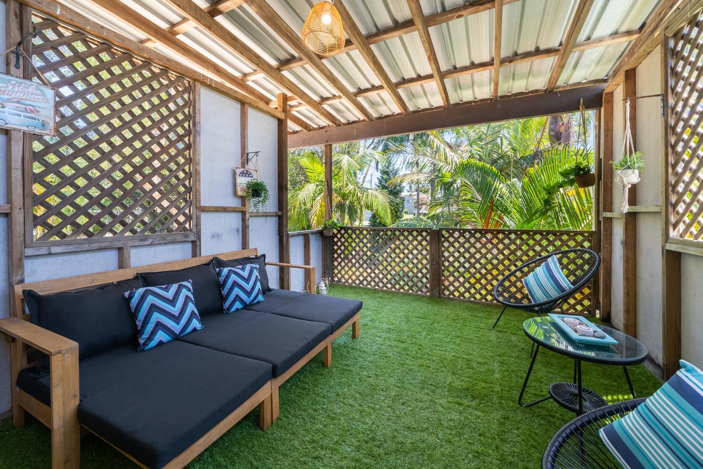 VIVID - Lake Macquarie Cosy House, heated pool, ev station, fireplace 1 hour from Sydney