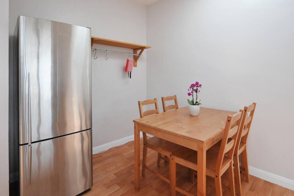 Spacious Apartment Central Bath