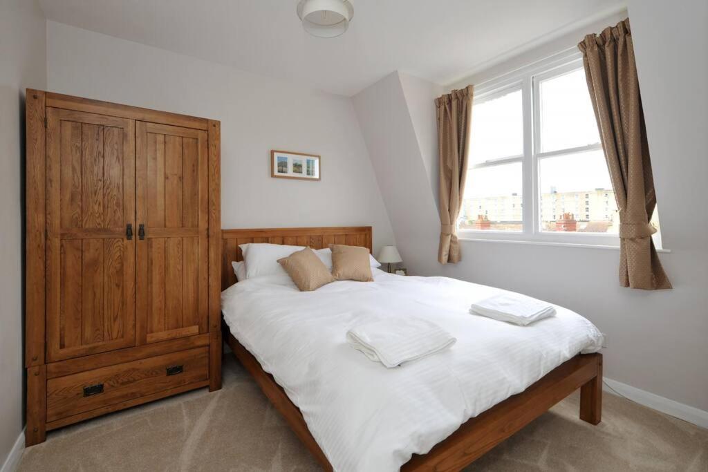 Spacious Apartment Central Bath