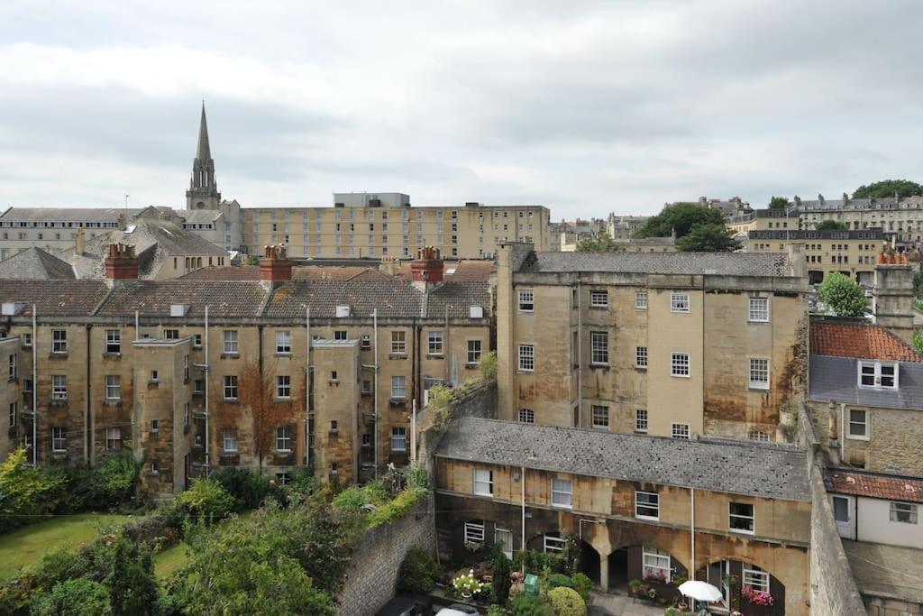 Spacious Apartment Central Bath