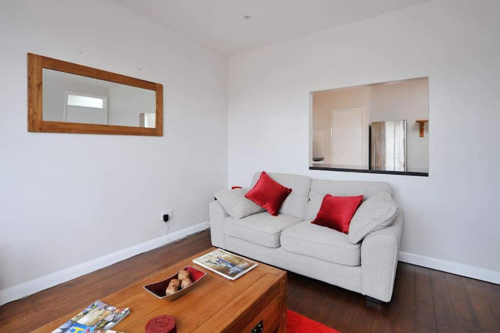 Spacious Apartment Central Bath