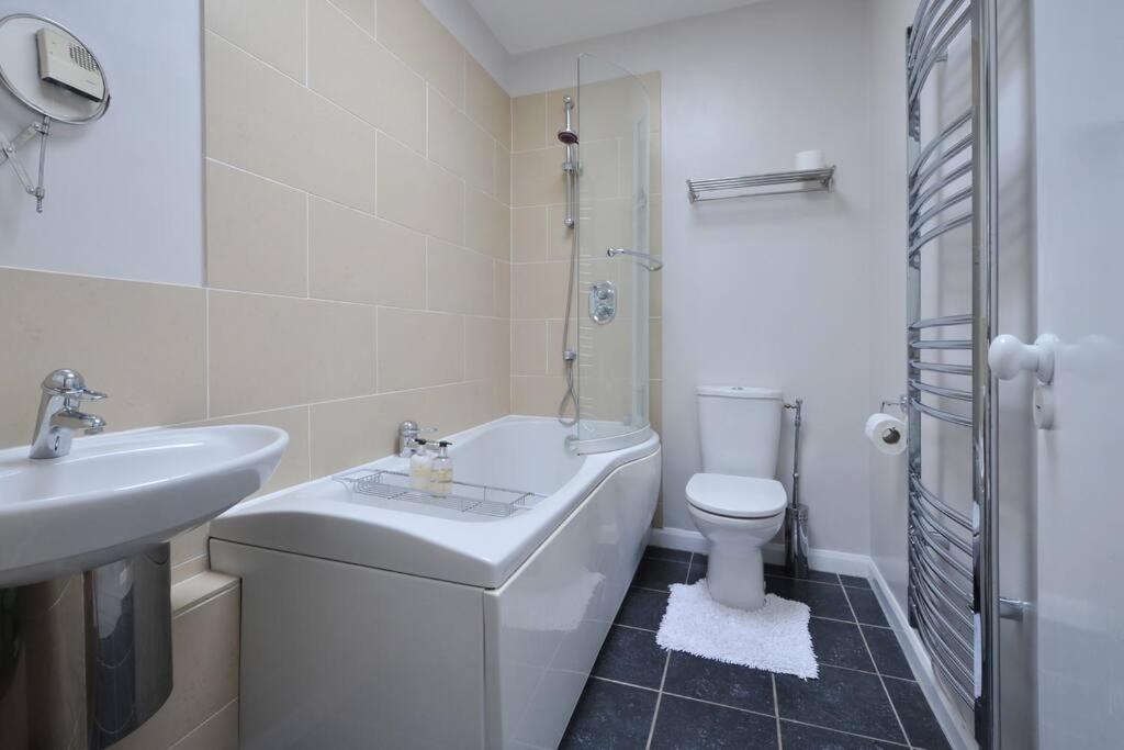 Spacious Apartment Central Bath