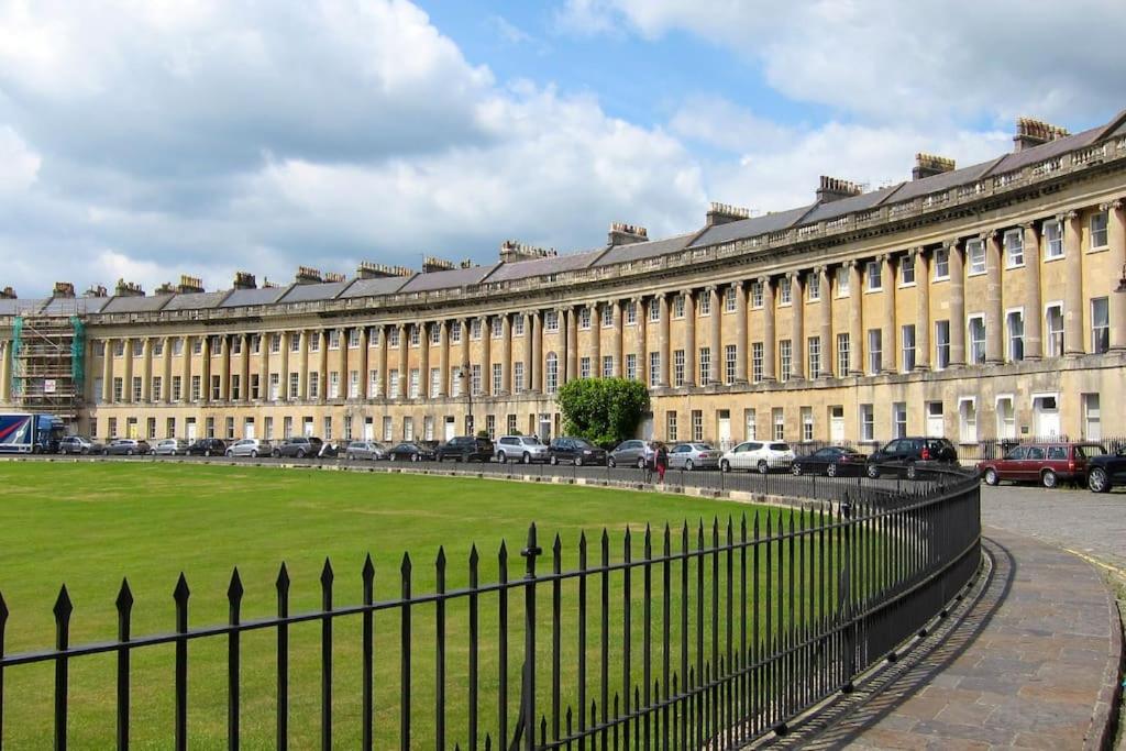 Spacious Apartment Central Bath