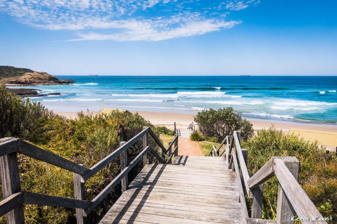 VIVID - Lake Macquarie Cosy House, heated pool, ev station, fireplace 1 hour from Sydney