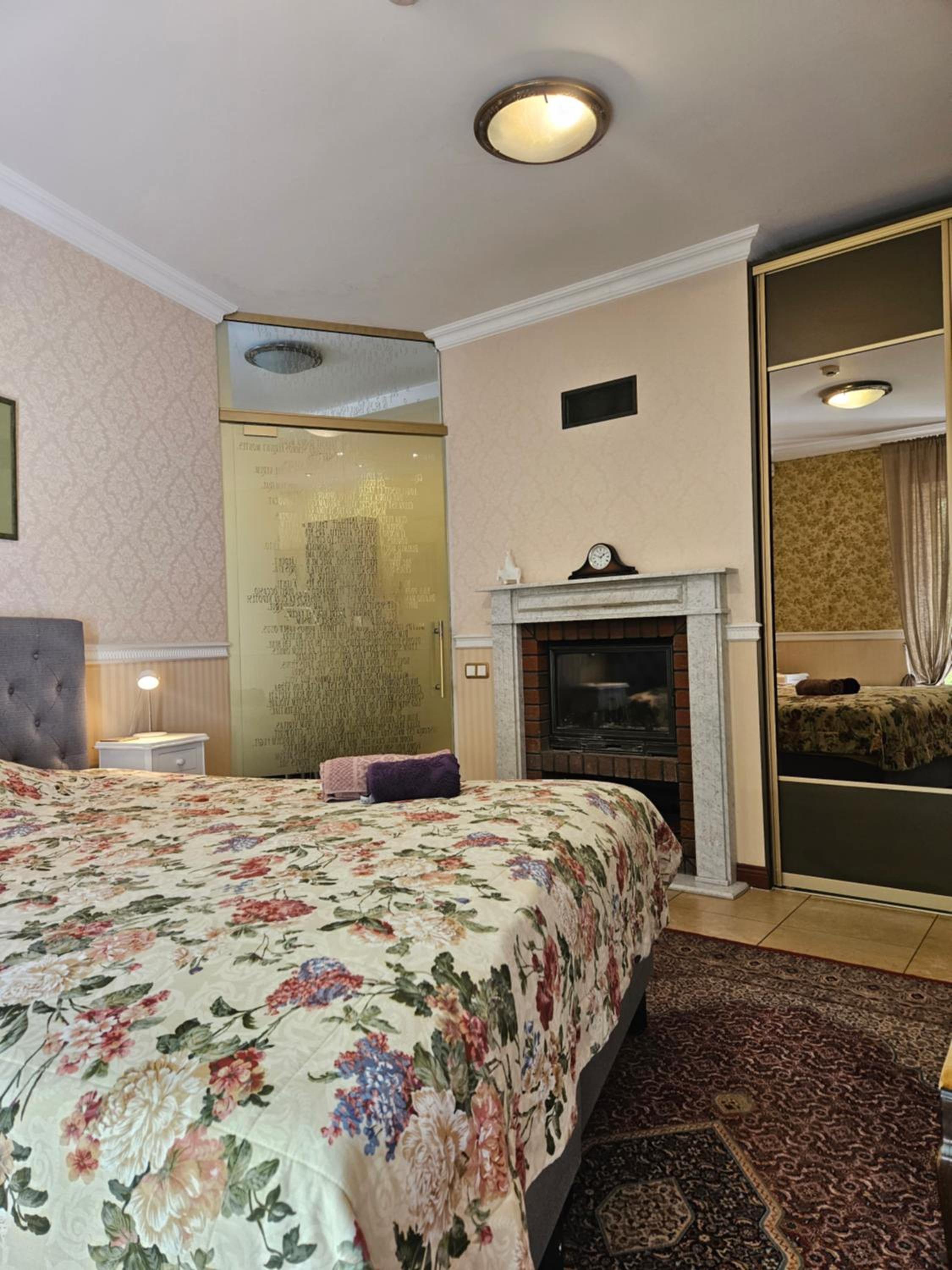 Barrister's apartments with fireplace view 2