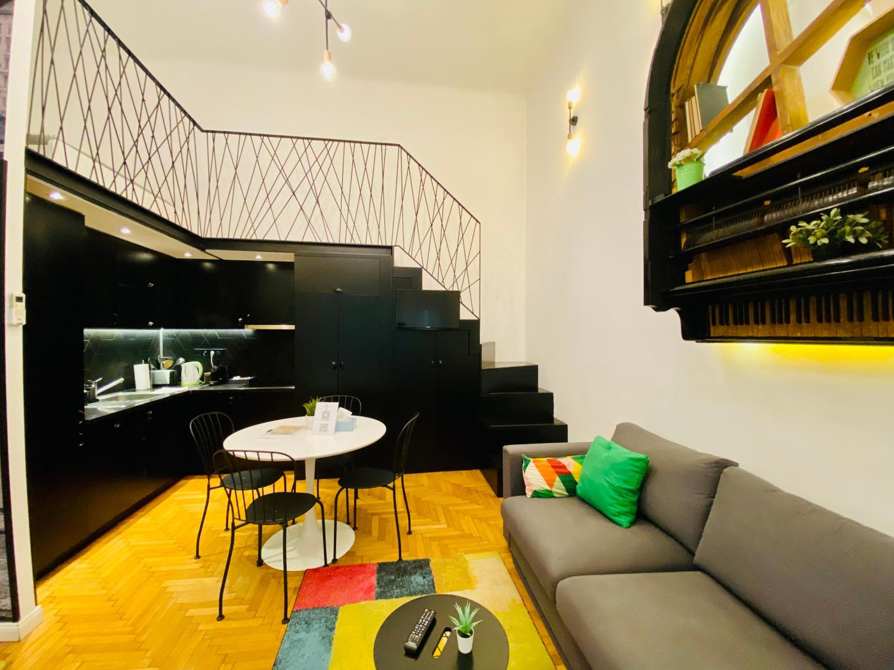 Cozy 2BR Ground Floor Apt in Downtown Budapest AC - Green Piano view 5