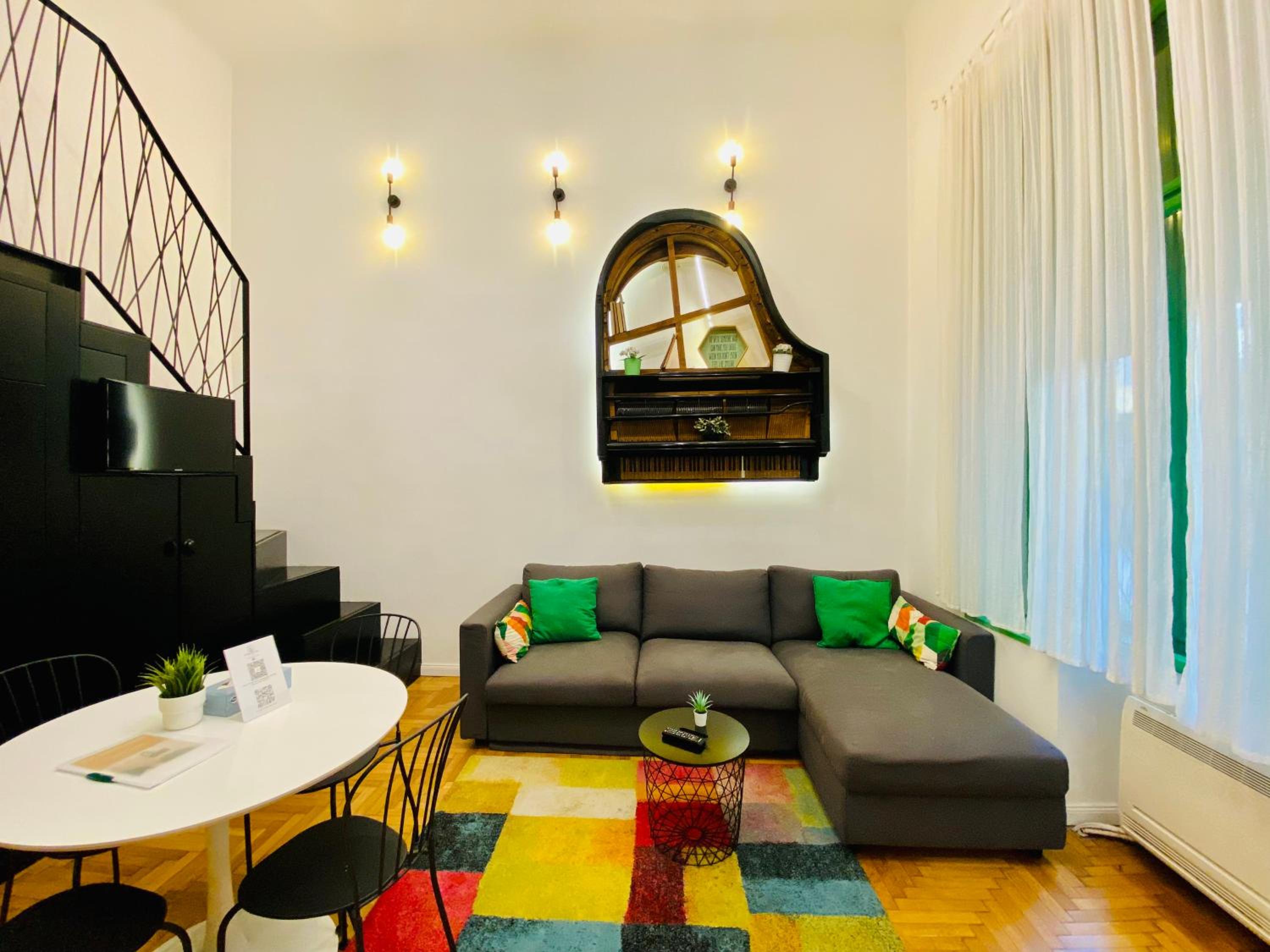 Cozy 2BR Ground Floor Apt in Downtown Budapest AC - Green Piano view 3