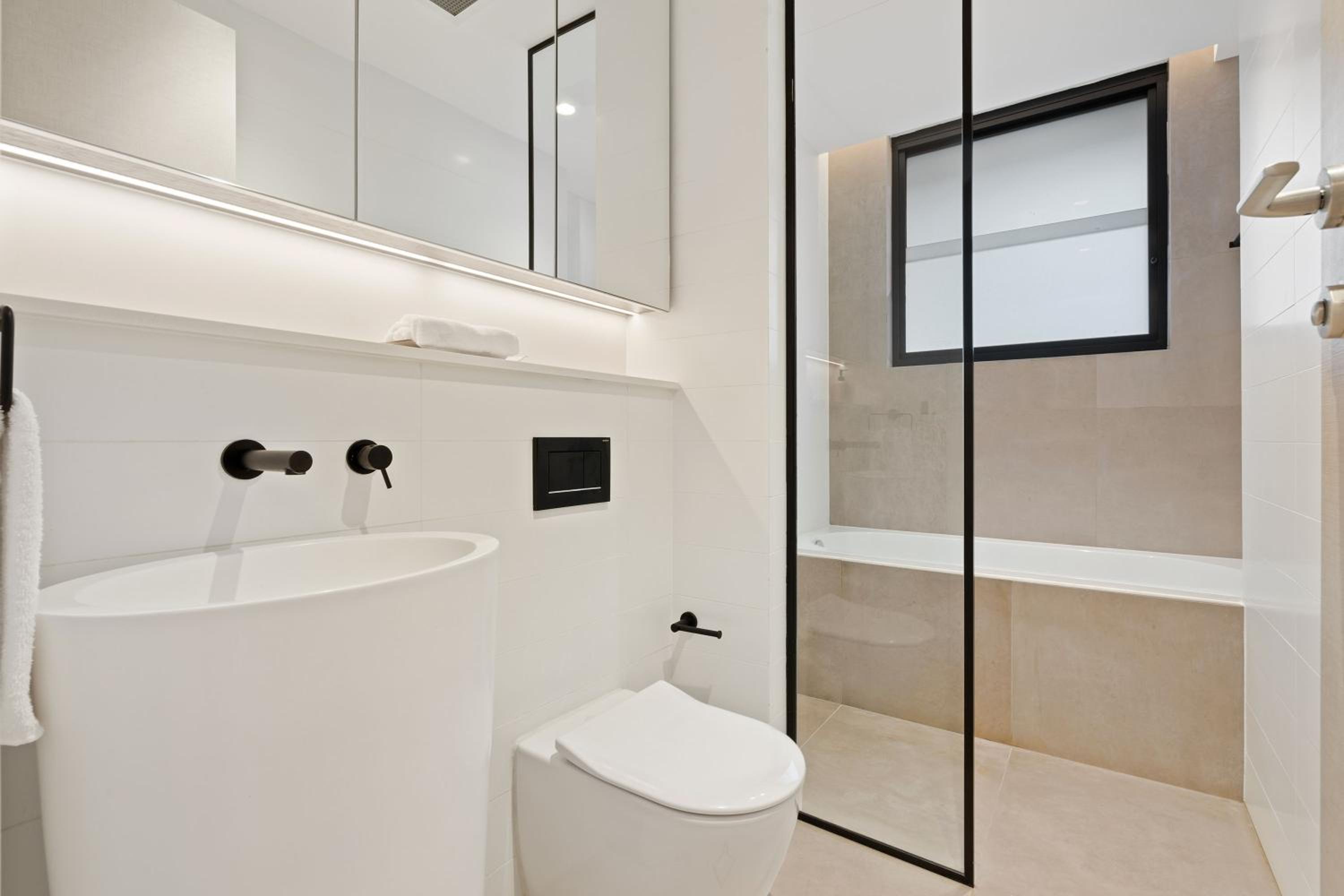 Stylish 1BR Apartment with Balcony near Coogee Beach