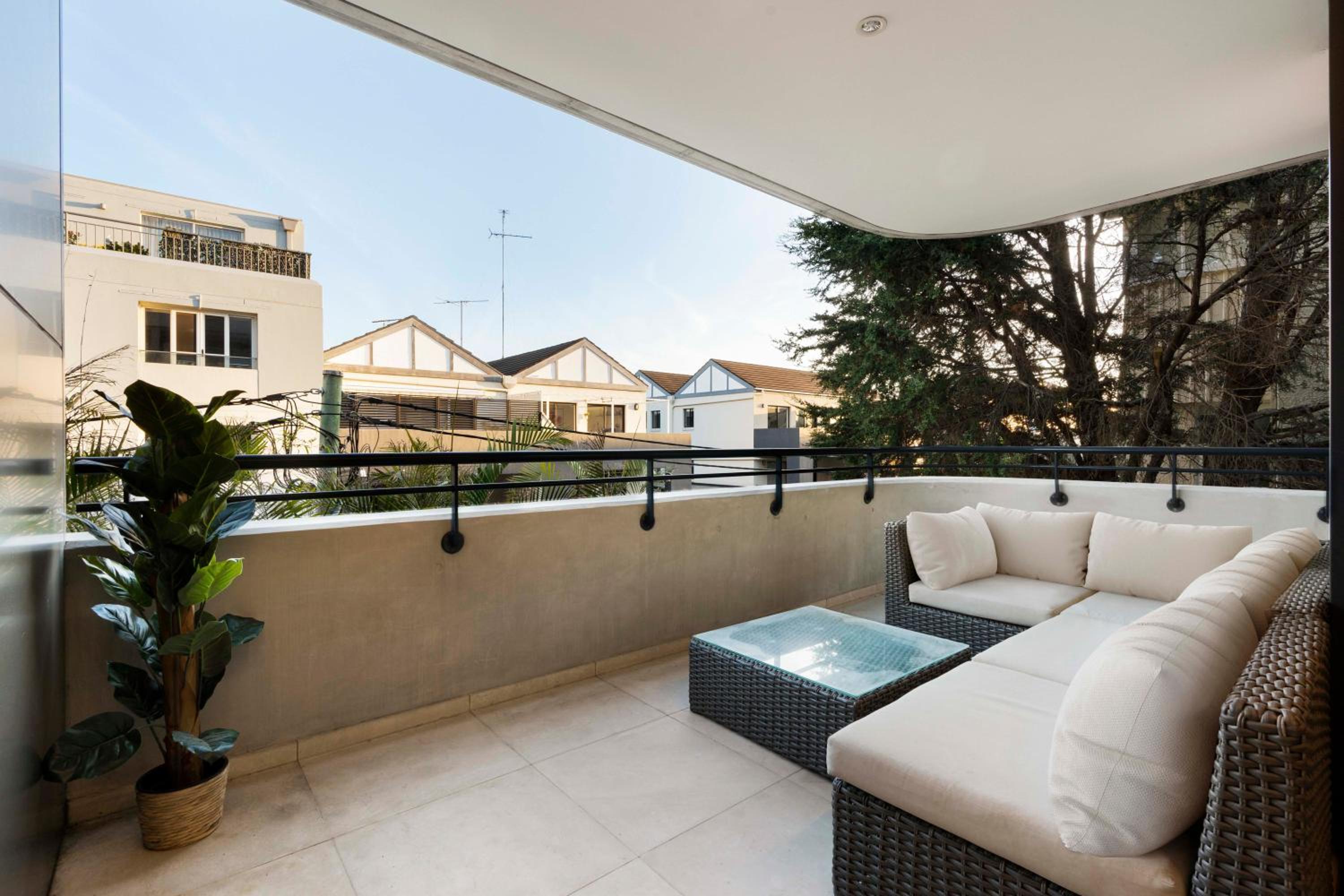Stylish 1BR Apartment with Balcony near Coogee Beach