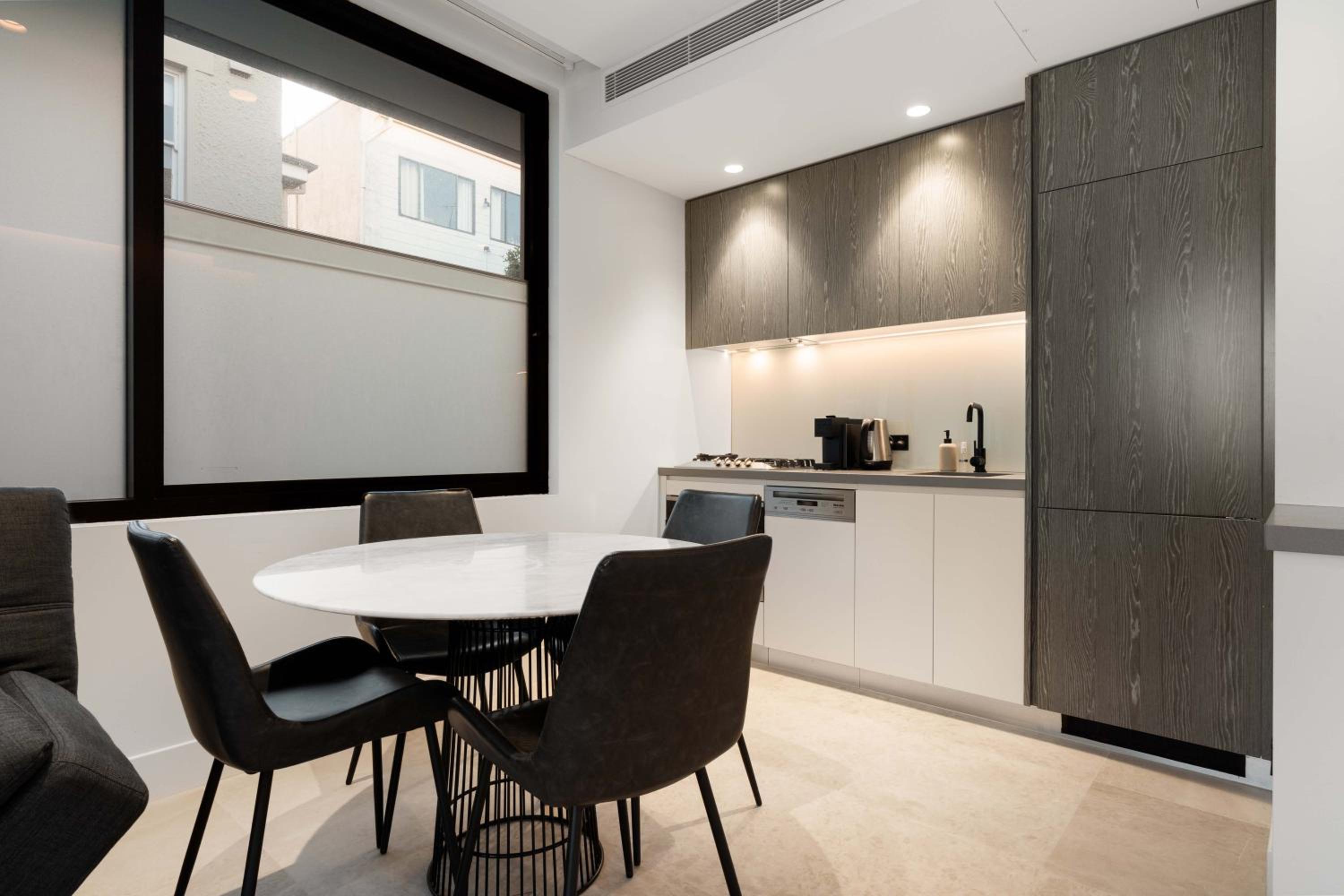 Stylish 1BR Apartment with Balcony near Coogee Beach