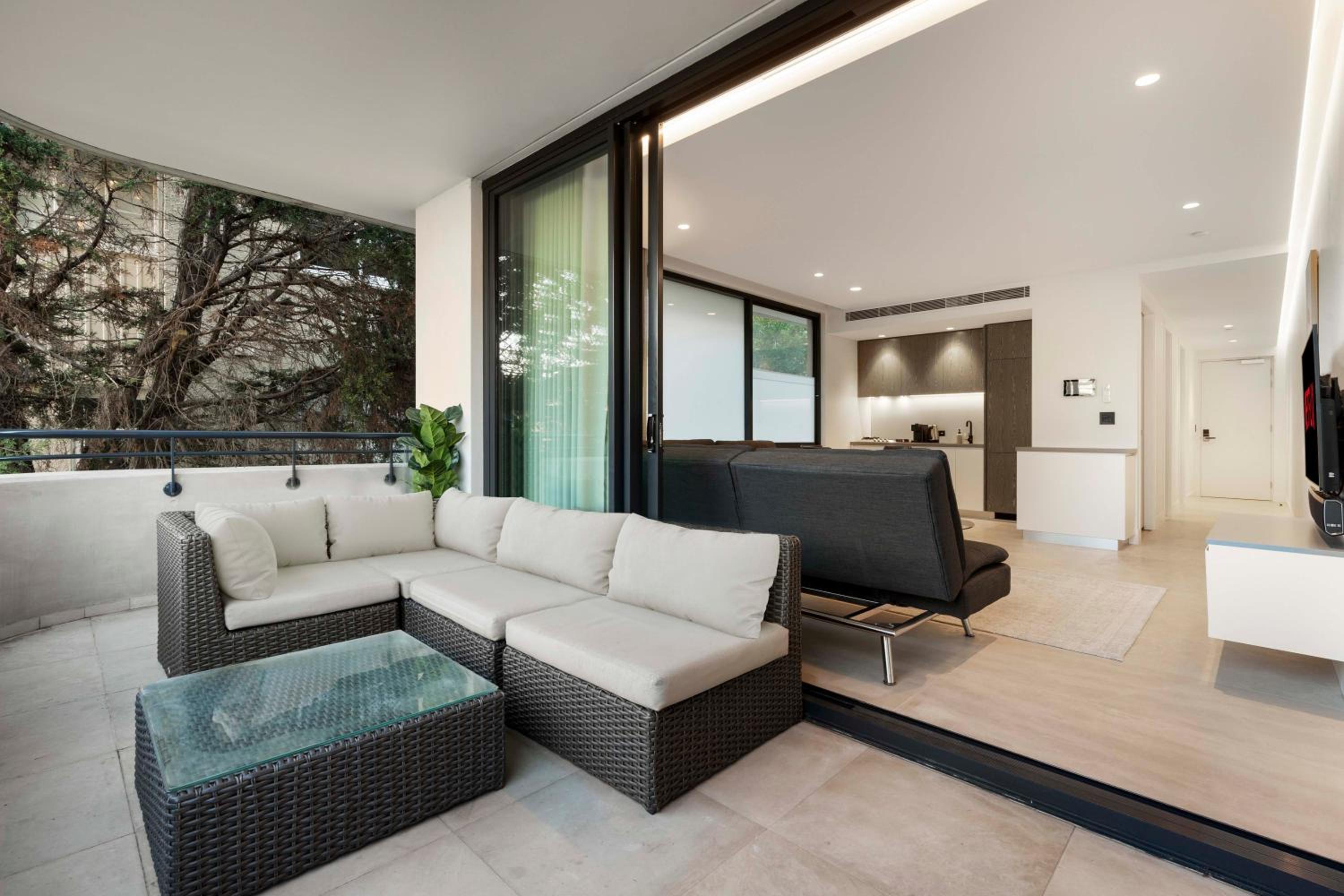 Stylish 1BR Apartment with Balcony near Coogee Beach