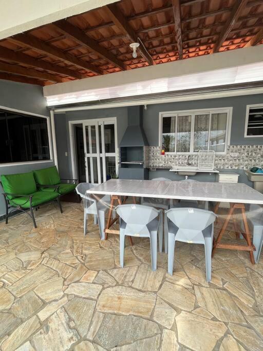 Casa com piscina em condomínio fechado