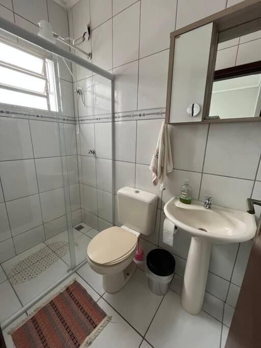 Casa com piscina em condomínio fechado
