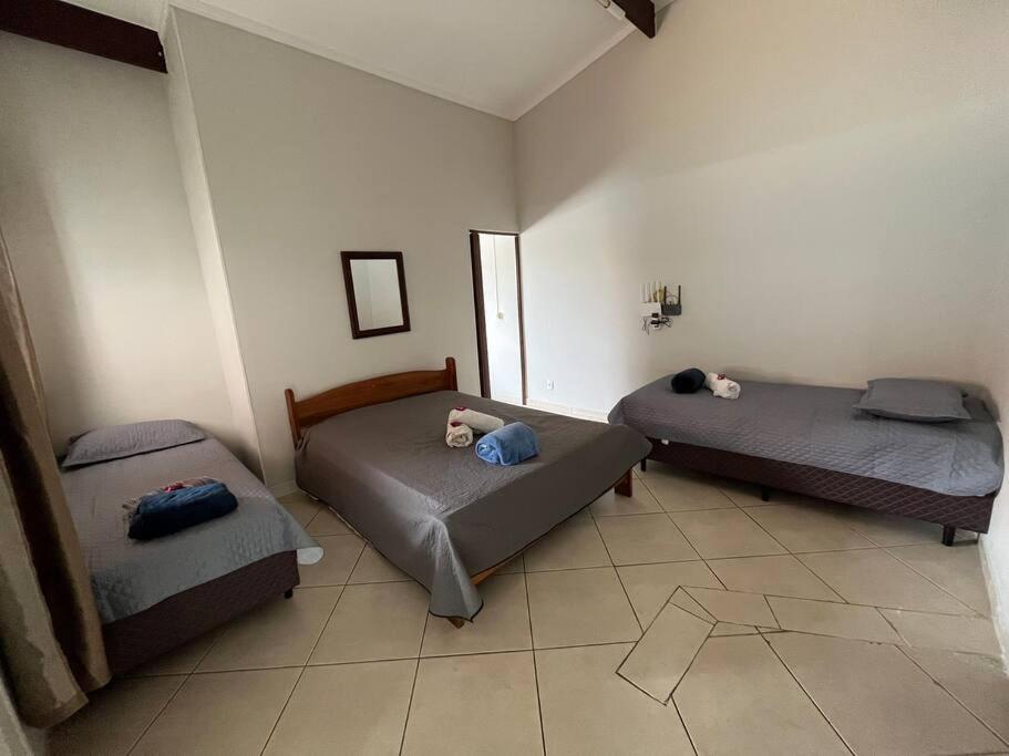 Casa com piscina em condomínio fechado
