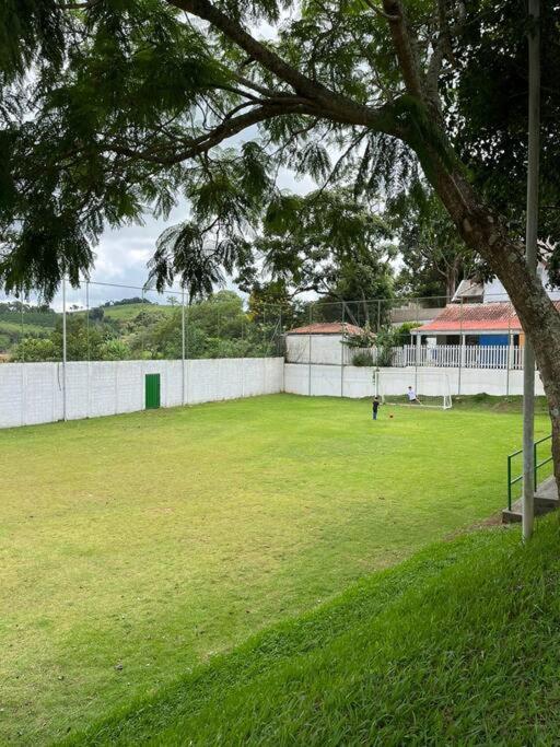 Casa com piscina em condomínio fechado