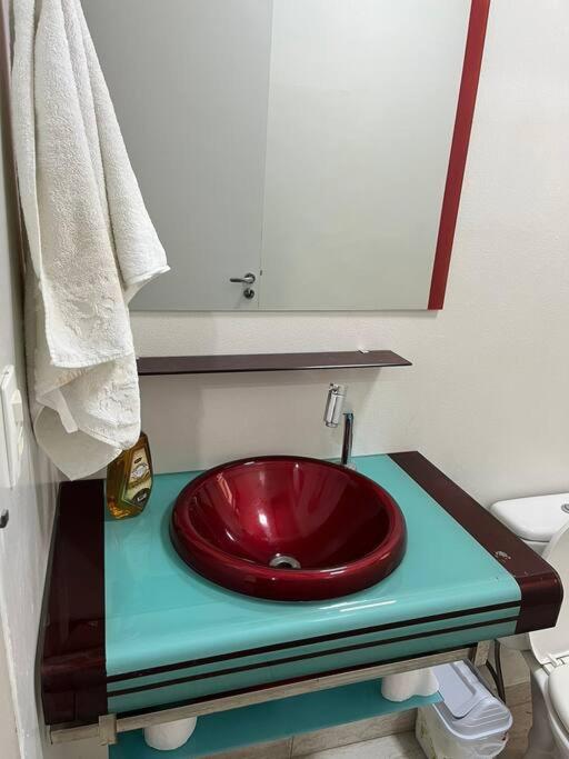 Casa com piscina em condomínio fechado
