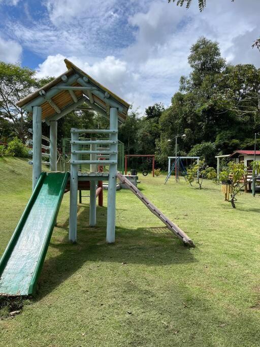 Casa com piscina em condomínio fechado