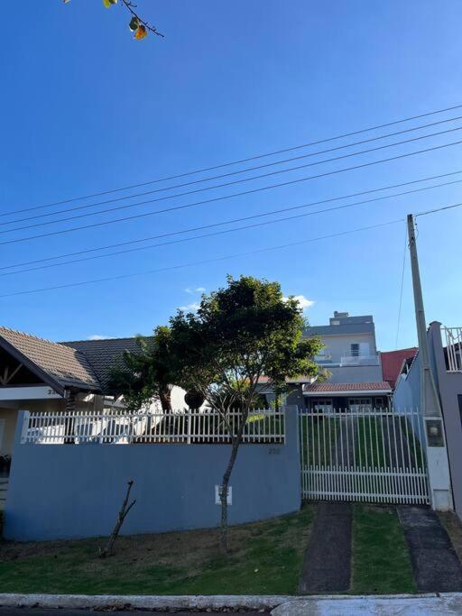 Casa com piscina em condomínio fechado