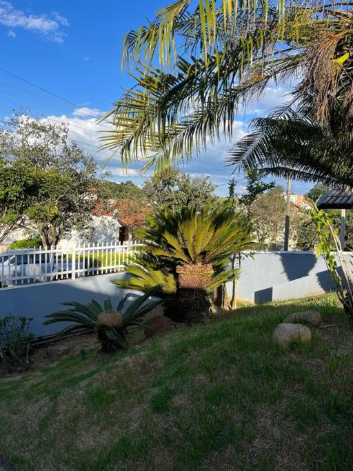 Casa com piscina em condomínio fechado