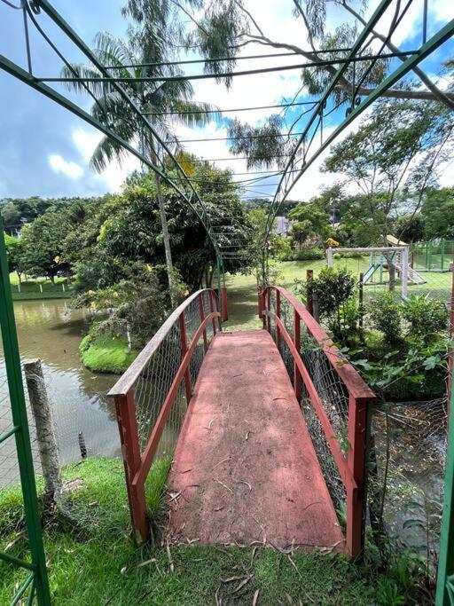 Casa com piscina em condomínio fechado