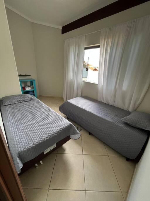 Casa com piscina em condomínio fechado