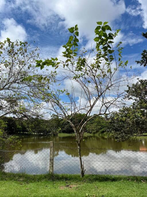 Casa com piscina em condomínio fechado
