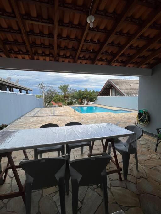 Casa com piscina em condomínio fechado