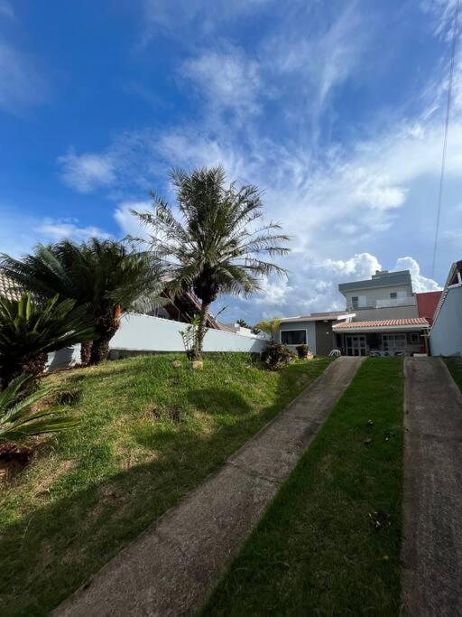 Casa com piscina em condomínio fechado
