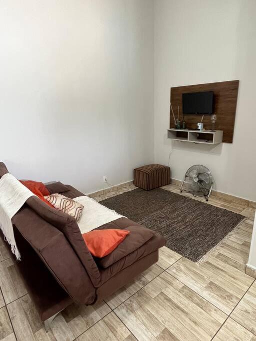 Casa com piscina em condomínio fechado