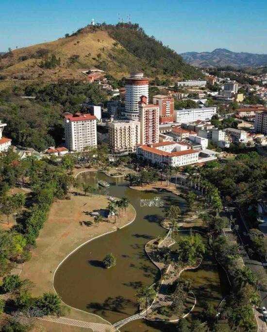 Casa com piscina em condomínio fechado
