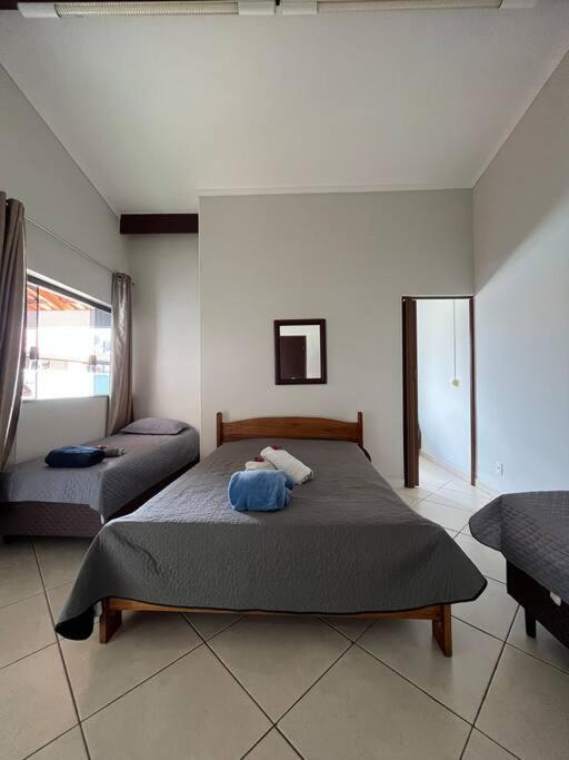 Casa com piscina em condomínio fechado