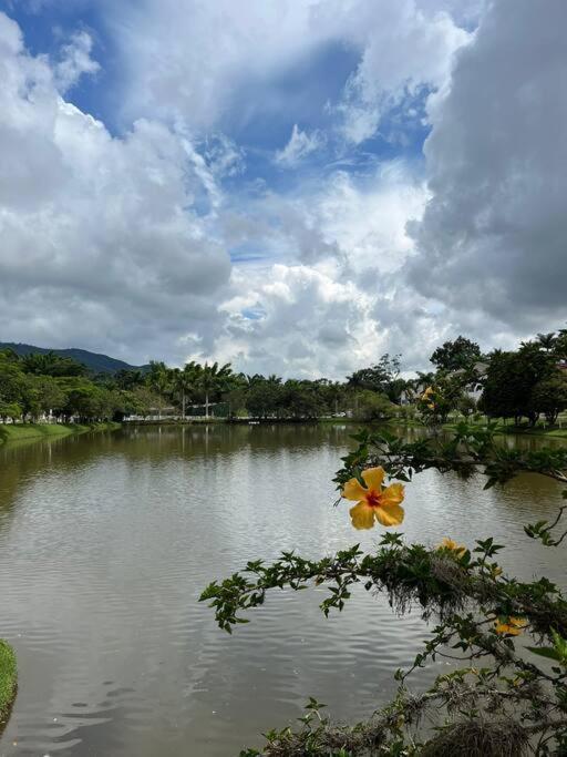 Casa com piscina em condomínio fechado