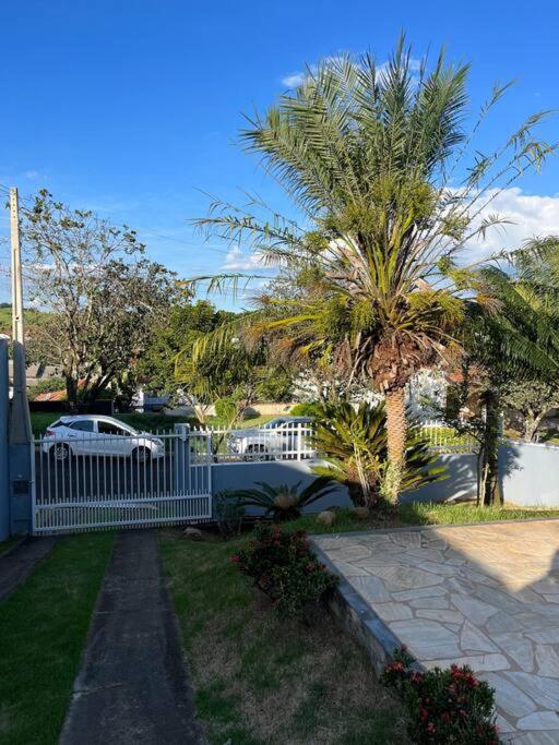 Casa com piscina em condomínio fechado