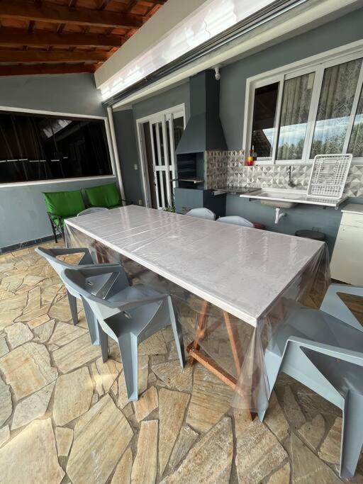 Casa com piscina em condomínio fechado