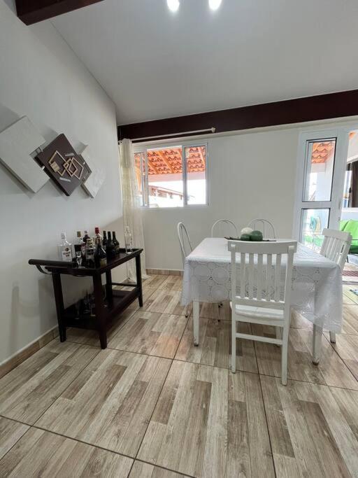 Casa com piscina em condomínio fechado