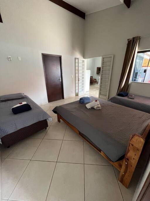 Casa com piscina em condomínio fechado