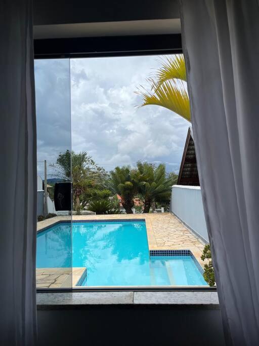 Casa com piscina em condomínio fechado