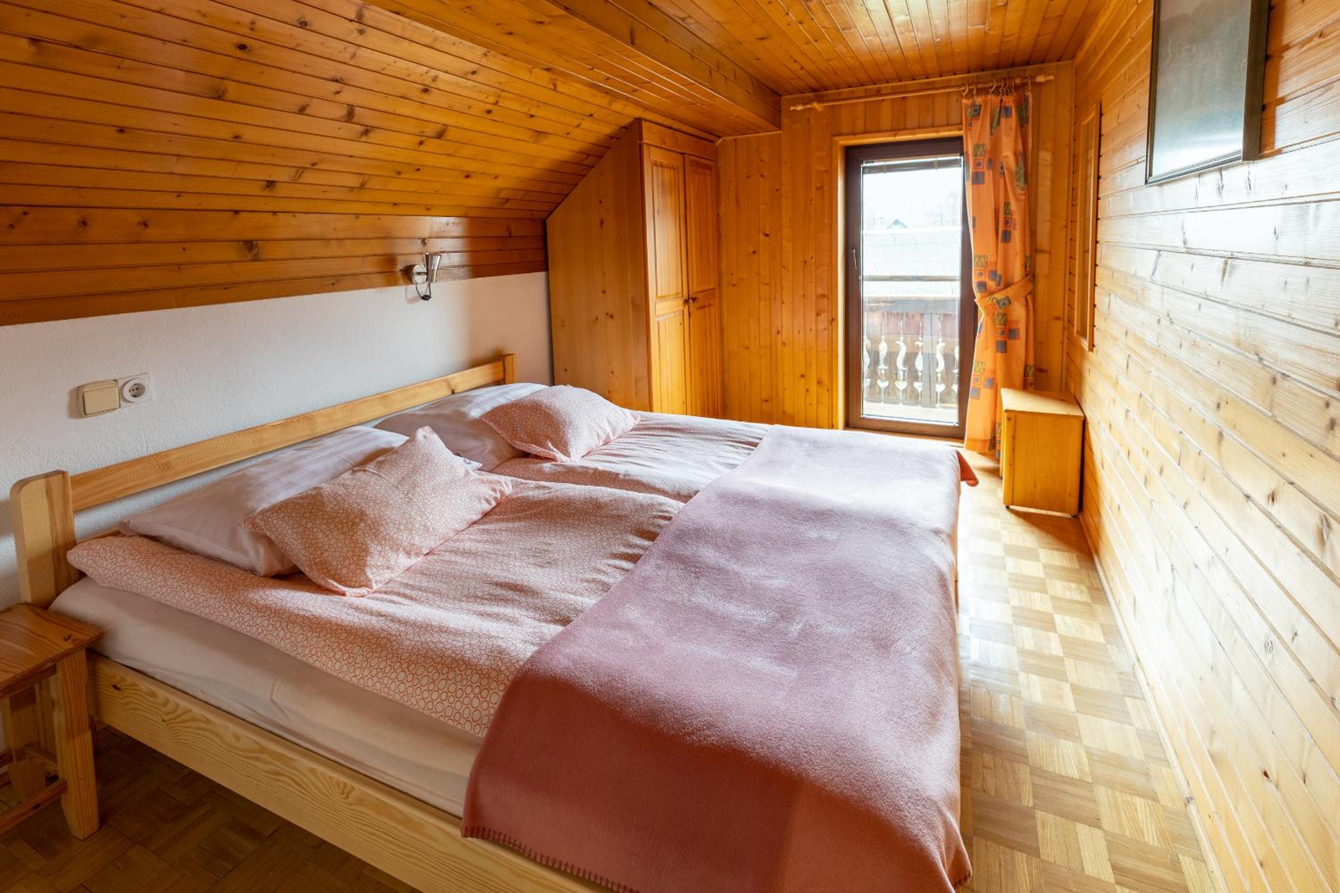 Apartments and rooms Pri Urhu view 3