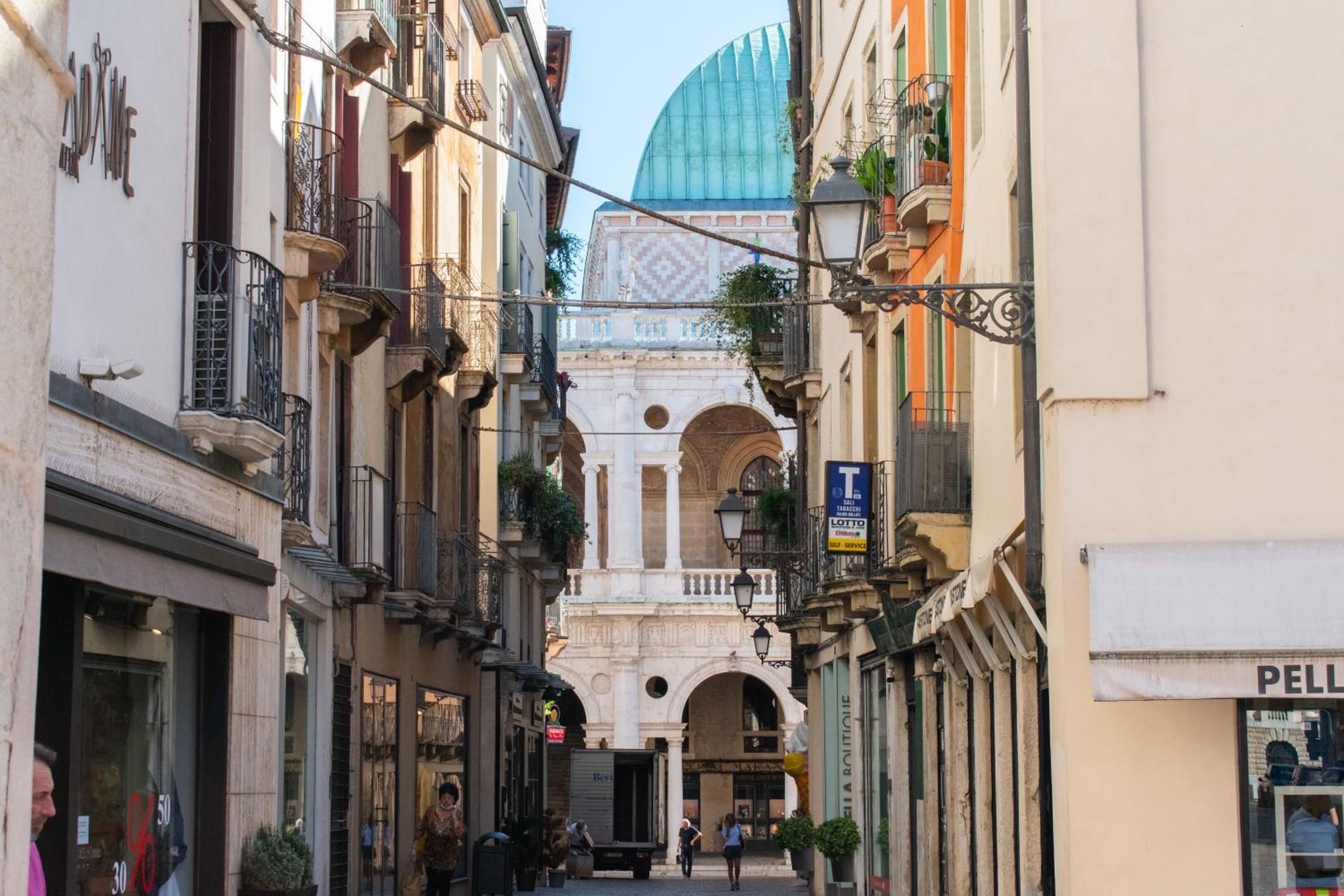 Vicenza-Elegant&Central Apt near Basilica Palladio view 2