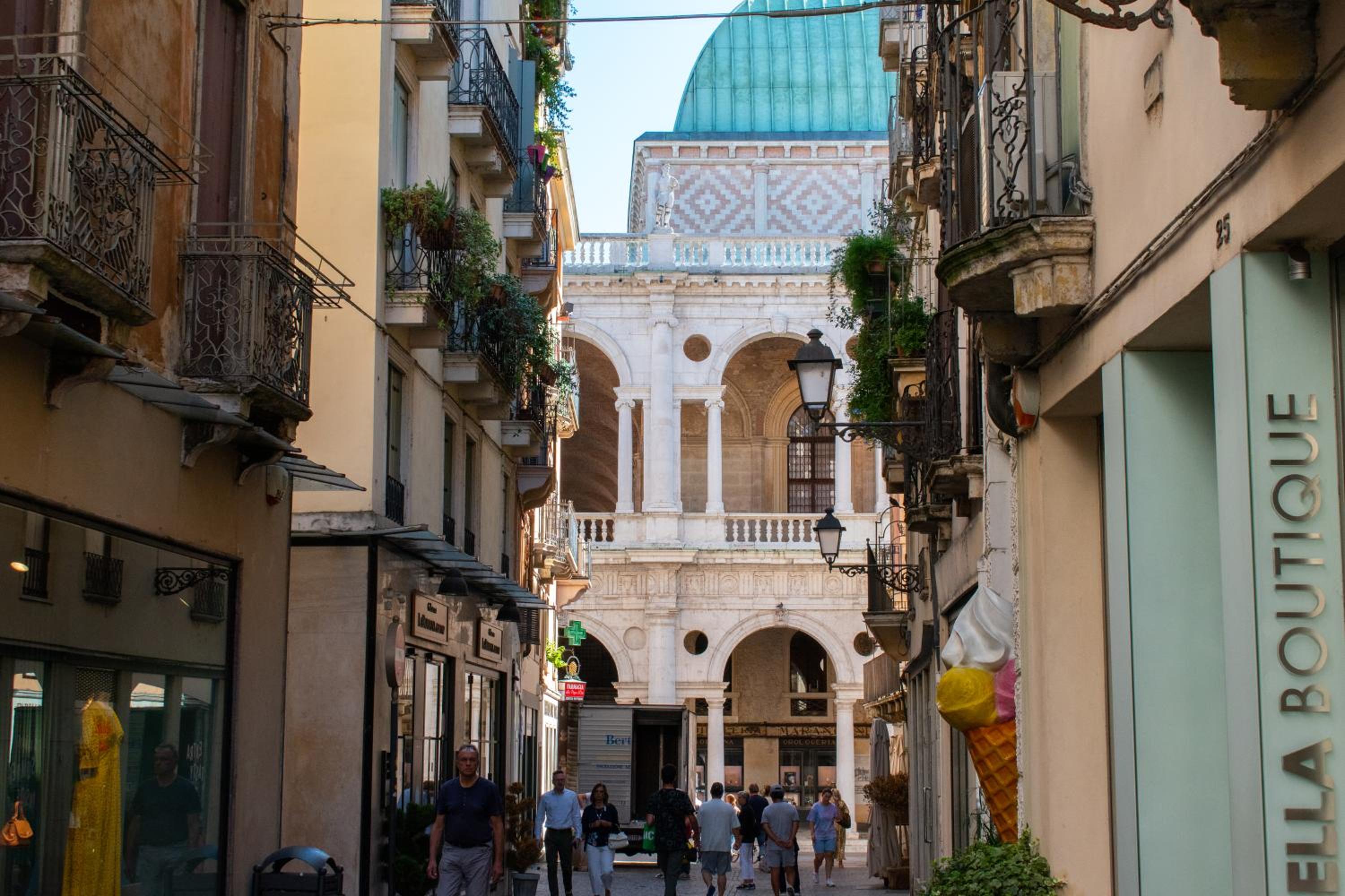 Vicenza-Elegant&Central Apt near Basilica Palladio view 3